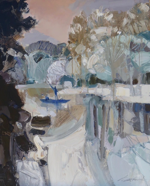 Paysage hivernal d'une rivière gelée avec une barque bleue au milieu du cours d'eau.