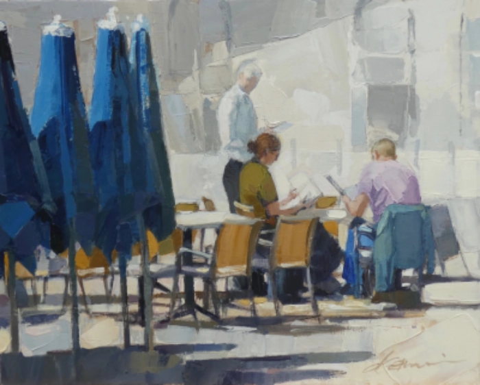 Un couple en terrasse commande un repas à un garçon de café à proximité de 3 parasols bleus fermés.