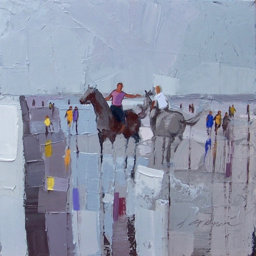 Promenade de deux cavaliers sur la plage à marée basse entourés de beaucoup de promeneurs.