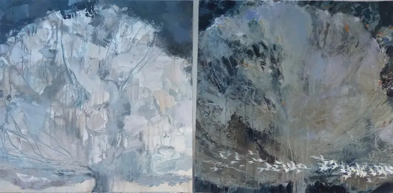 Peinture acrylique dans les tons gris bleuté. Diptyque de 2 tableaux avec un grand chêne en hiver sur chaque tableau. Celui de gauche plutôt bleu clair, comme enneigé. Celui de droite est de couleur gris bleuté avec dans le bas du tableau un vol d'oiseaux blancs.