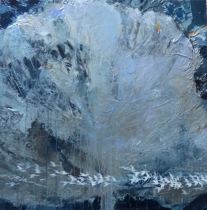 Peinture acrylique dans les tons bleus. Grand chêne en hiver avec dans le bas du tableau un vol d'oiseaux blancs.