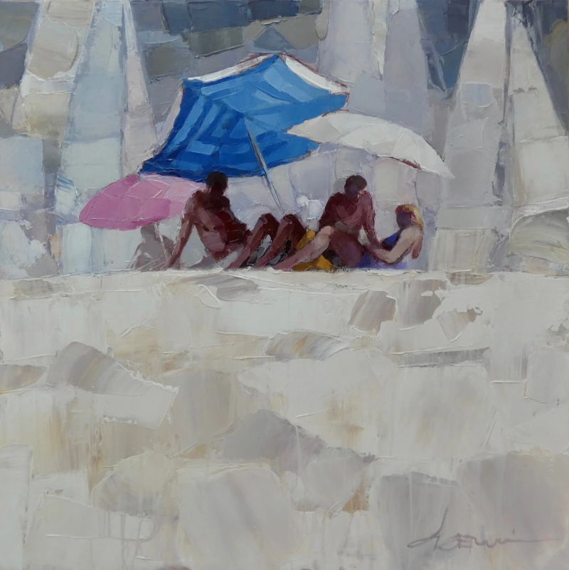 Groupe de personnes allongées sur des parasols bleu, rose et blanc. En premier plan des taches représentant le sable blanc. Format carré