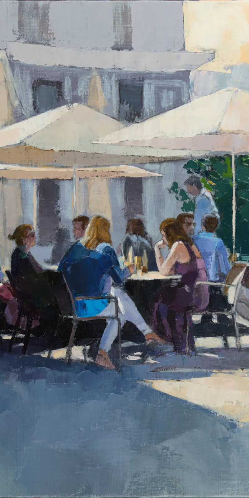 Vue panoramique d'un paysage de montagne avec au centre un village aux façades blanches. Il est encadré de part et d'autre de sous-bois de couleurs chaudes et froides. En partie haute une chaîne de montagne.