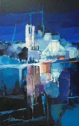 Vue panoramique d'un paysage de montagne avec au centre un village aux façades blanches. Il est encadré de part et d'autre de sous-bois de couleurs chaudes et froides. En partie haute une chaîne de montagne.