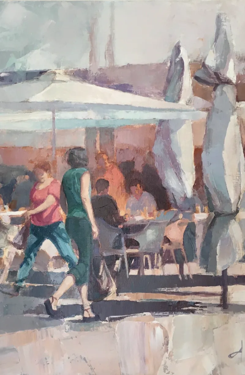 Ambiance d'une terrasse avec des personnages féminins en mouvement au premier plan. Second plan, plusieurs parasols ouverts et fermés blancs. Service en brasserie estivale.
